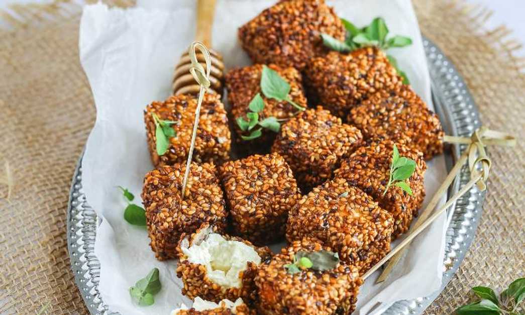 Recette de cubes de feta panée au sésame | La Maison Hachette Pratique