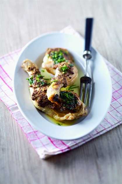 Cuisses de poulet confites au four à la moutarde et à l’estragon ...