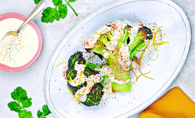 Recette de brocolis rôti, sauce feta-citron