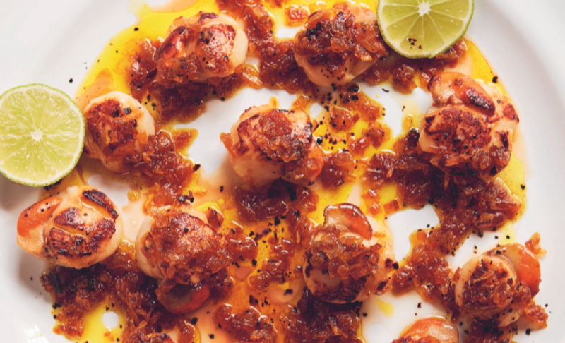 Coquilles Saint-Jacques, oignons au curry et citron vert
