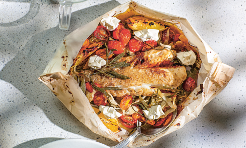 Cabillaud en papillote au yaourt grec, fenouil et câpres : la recette de Dina Nikolaou