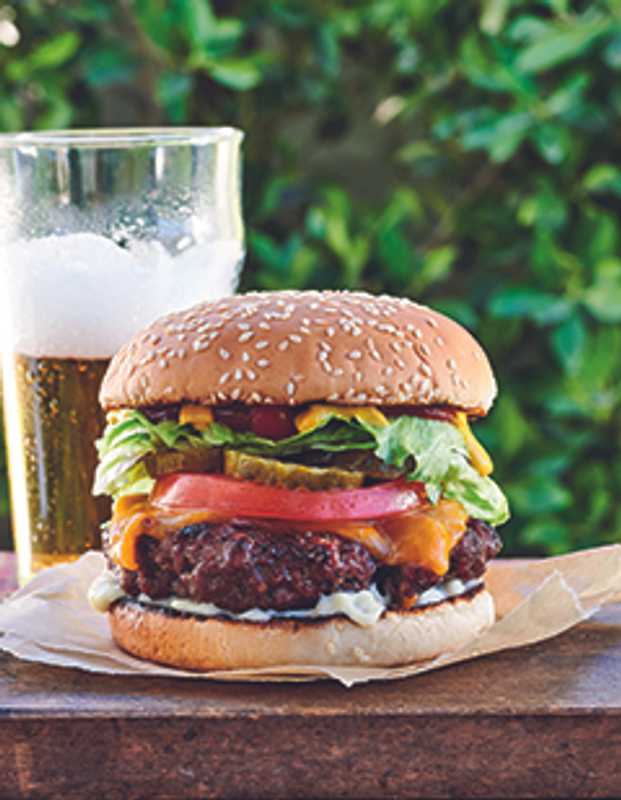 Recetas populares de parrilladas y barbacoas: 50 recetas de hamburguesas, Marc S